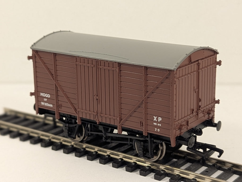 Bachmann OO Gauge 12 Ton Mogo Van Goods Van W105666 BR Brown 37-777