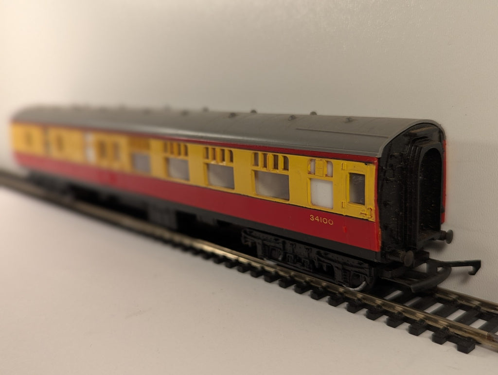 Hornby OO Gauge BR Mk1 Brake Second Corridor (BSK) Passenger Coach 34100