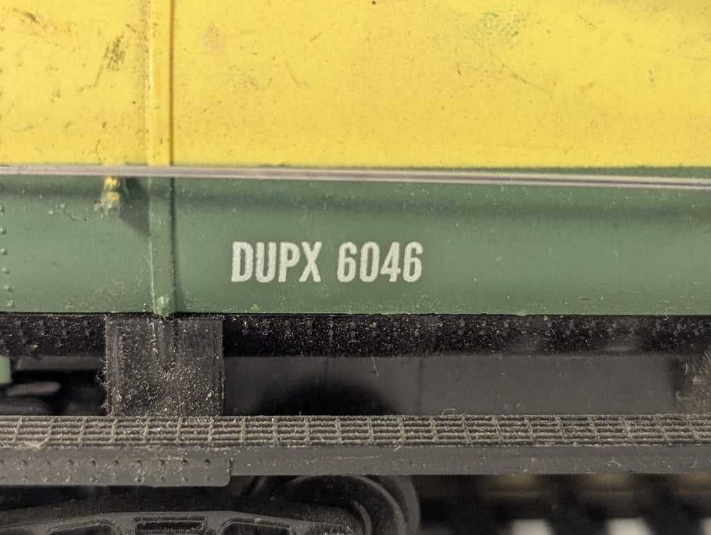 Tyco HO Scale DuPont Tank Wagon DUPX 6046 DuPont yellow and green
