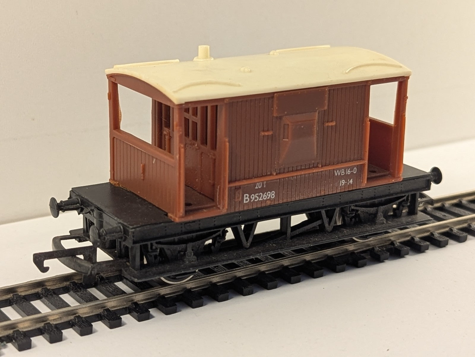 Hornby OO Gauge BR Standard 20T Brake Van B952698