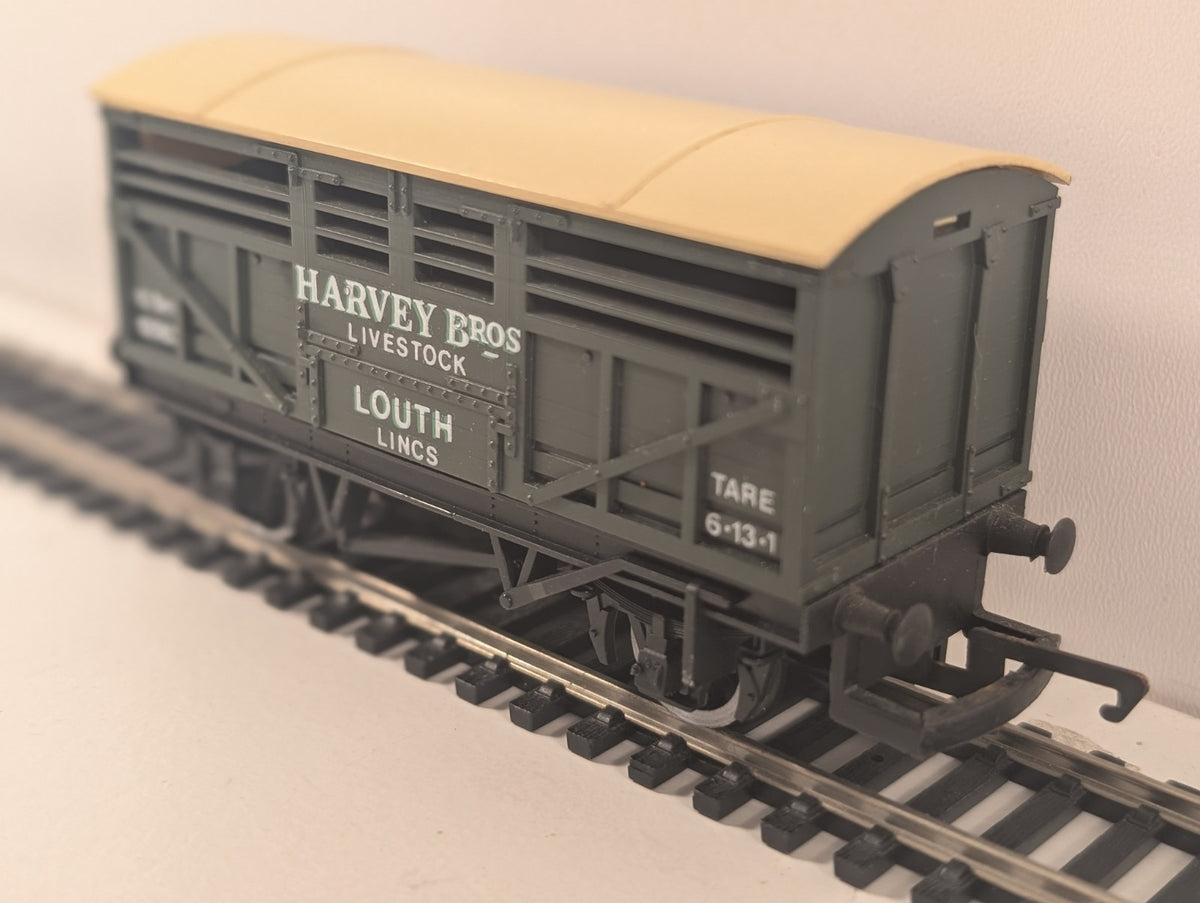 Hornby R.215 ‘Harvey Bros’ Cattle Van