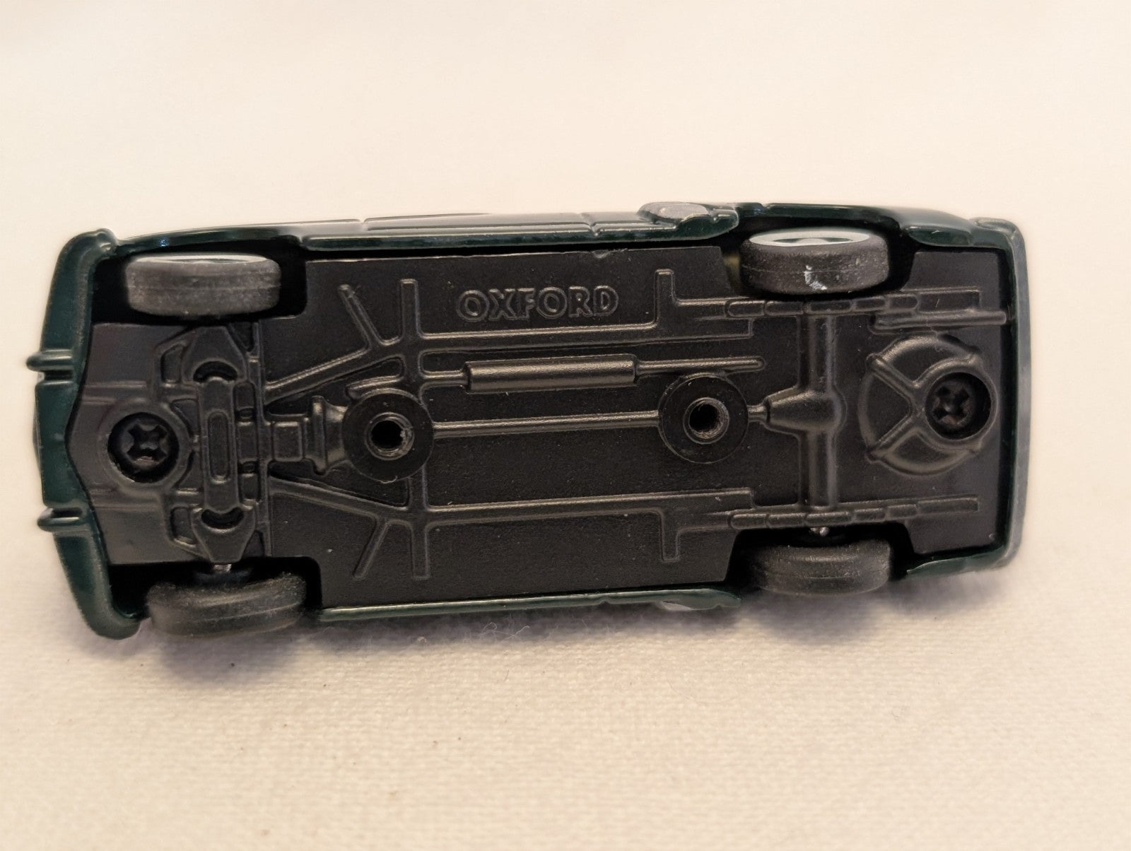 Oxford Diecast 1:76 Scale / OO Gauge Standard Vanguard Phase II Sallon