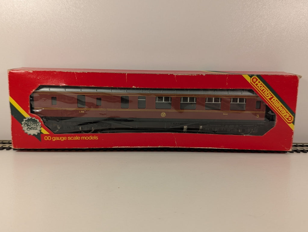 Hornby R433 LMS Stanier Composite Coach 3934
