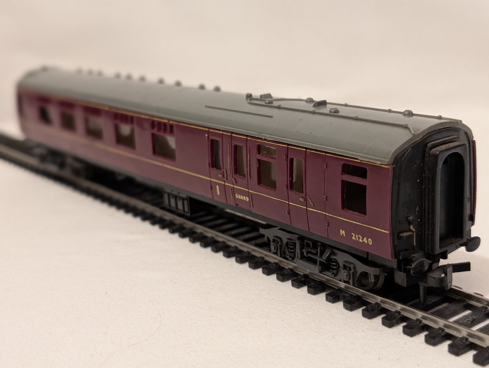 Trix 1942 OO Gauge BR Maroon Mk 1 Brake Coach M21240