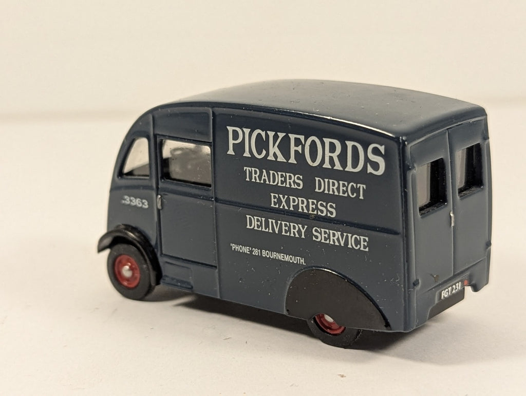 Oxford Diecast 1:76 Scale Commer Q25 Van Die-cast Vehicle FGT 231 Pickfords