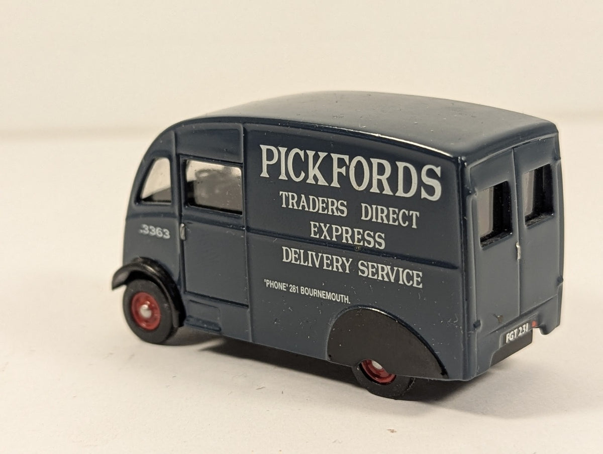 Oxford Diecast 1:76 Scale Commer Q25 Van Die-cast Vehicle FGT 231 Pickfords
