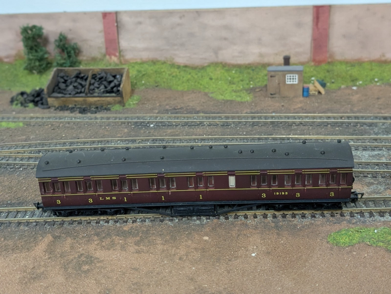 Airfix 57ft LAV Composite Non-Corridor Coach 19195