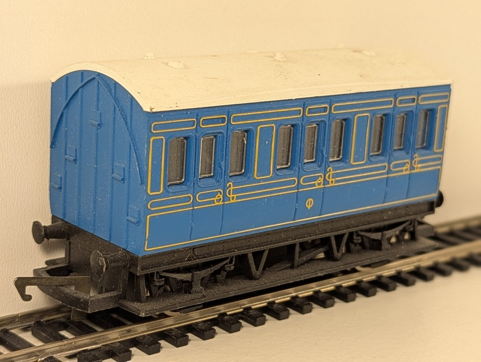 Hornby OO Gauge 4-Wheel Passenger Coach – Caledonian Railways Blue