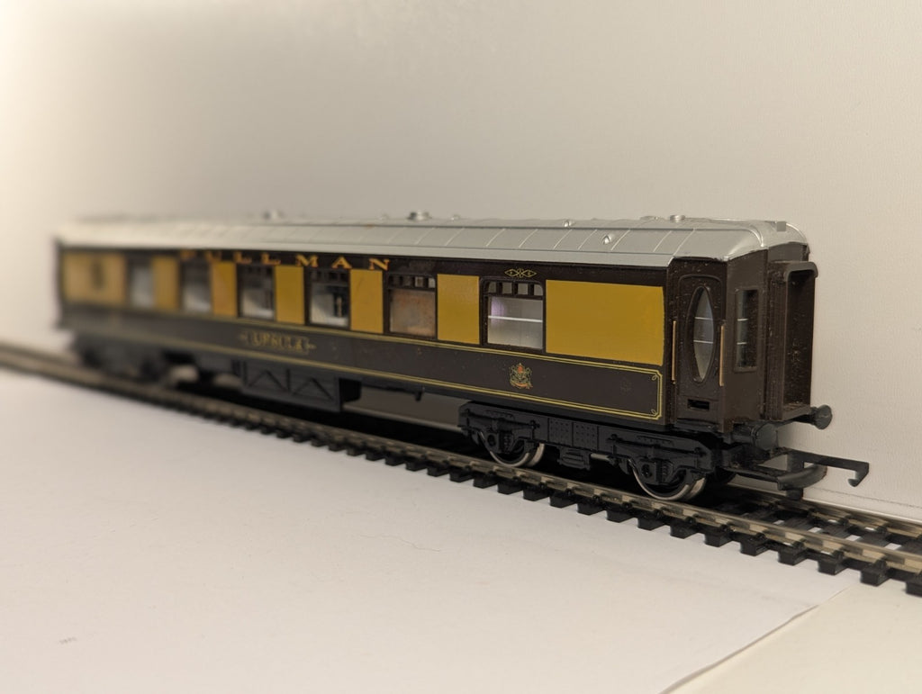 Hornby OO Gauge Pullman Parlour Coach "Ursula"