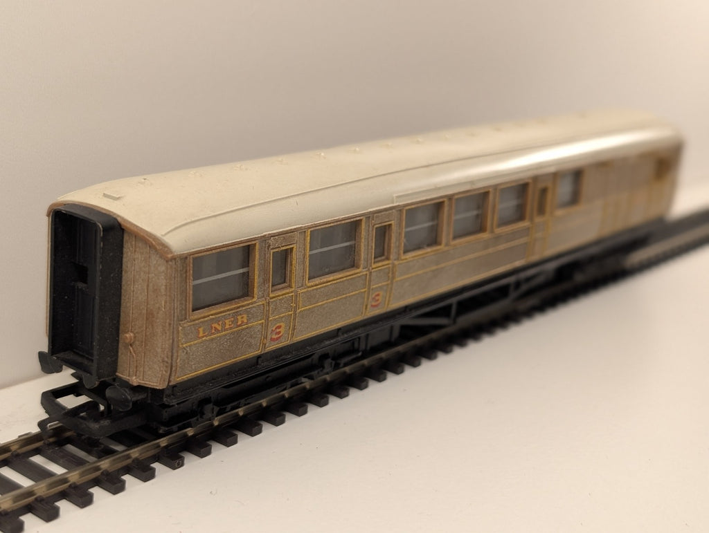 Hornby R4063 OO Gauge LNER Gresley Brake Coach No. 5547