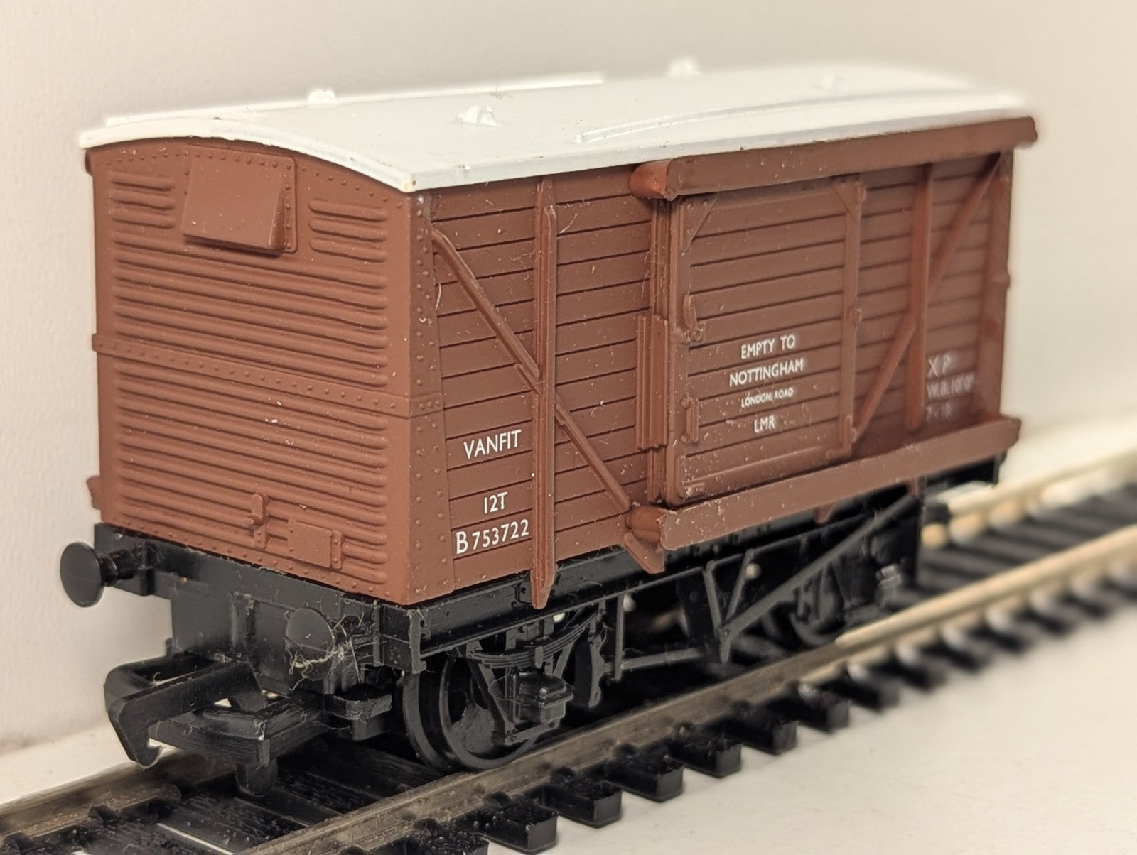 Mainline Railways BR Brown Ventilated Van OO Gauge