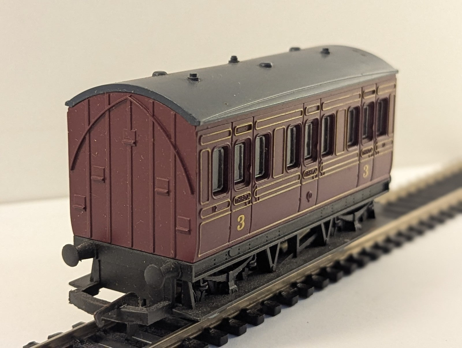 Hornby OO Gauge 4-Wheel Composite Coach Maroon