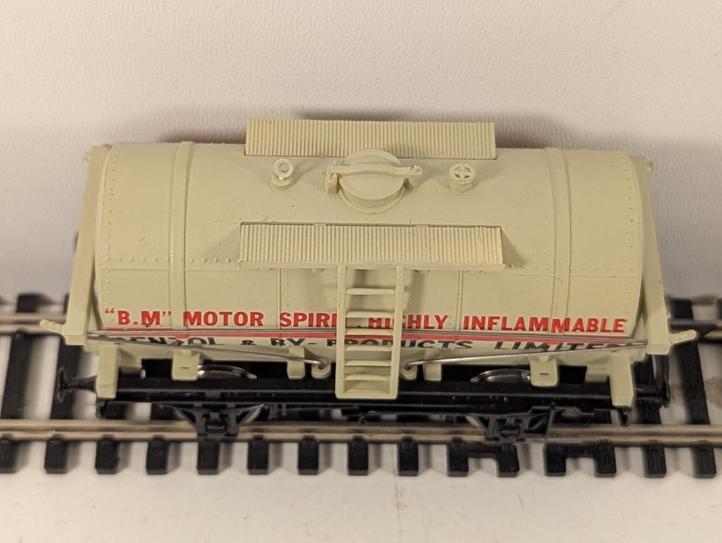 Dapol OO Gauge White Benzol & By-Products Limited 12 Ton Tank Wagon