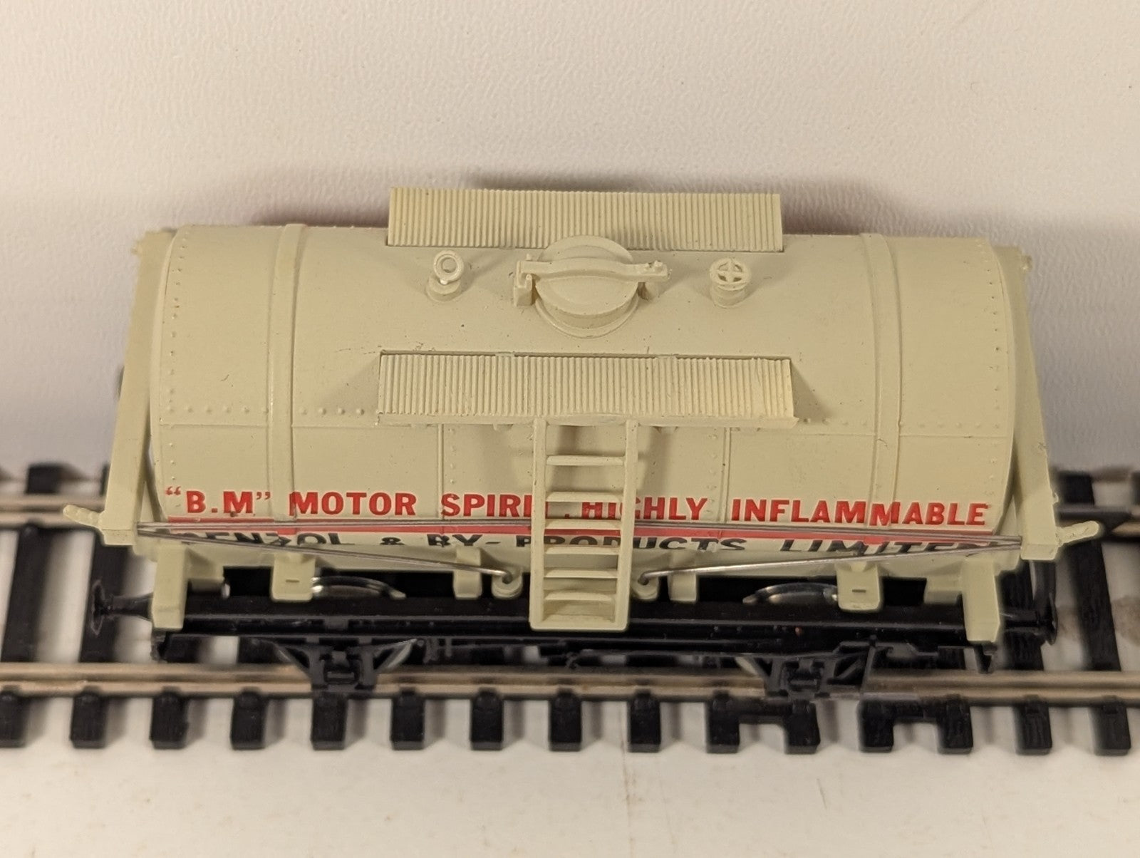 Dapol OO Gauge White Benzol & By-Products Limited 12 Ton Tank Wagon