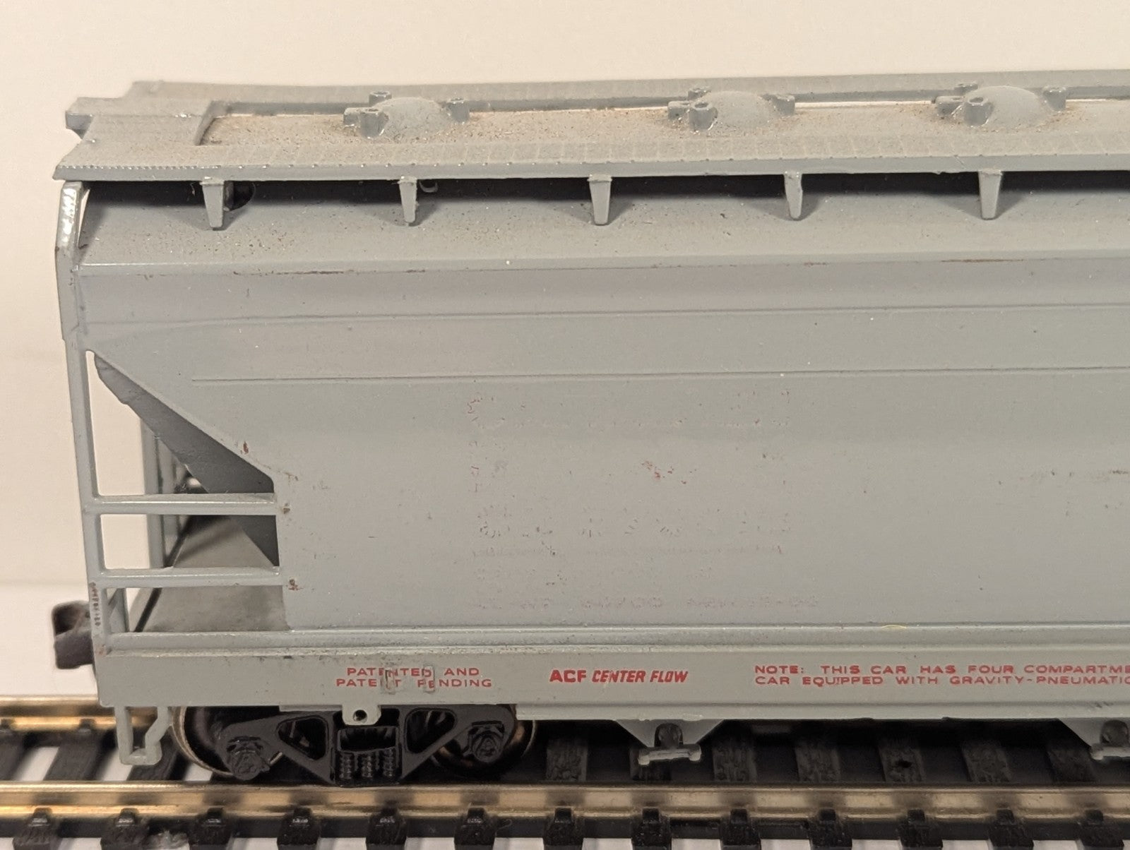 Bachmann 17513 HO Gauge ACF Center Flow Covered Hopper – Repainted