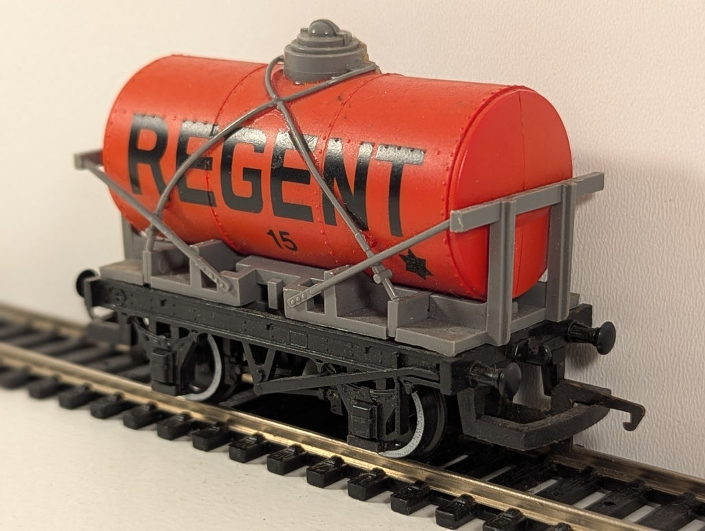 Hornby R343 OO Gauge Small Tanker (Cross Stays) – Regent