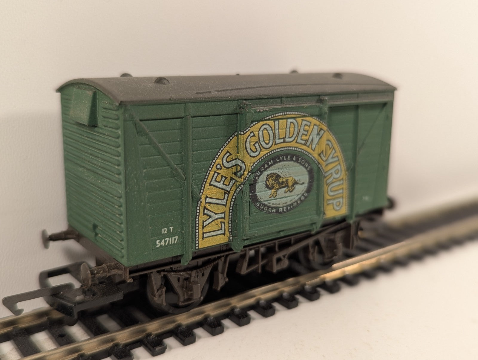 Airfix OO Gauge 54310 12T Wagon Lyle’s Golden Syrup Livery
