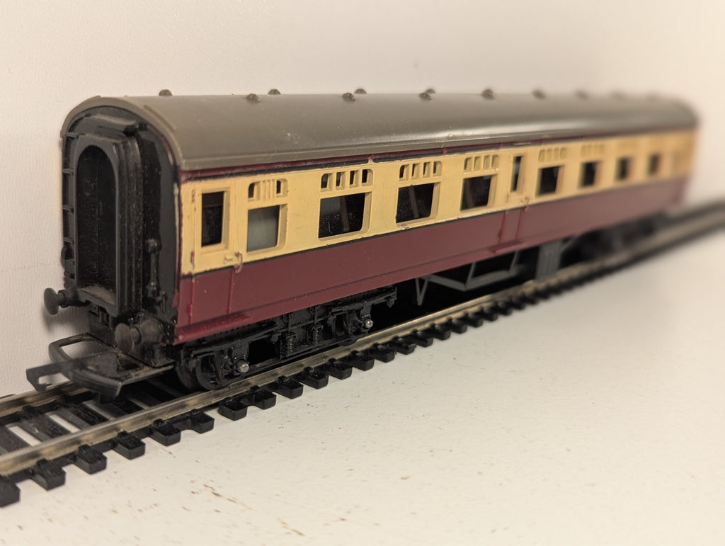 Tri-ang OO Gauge BR Mk1 Blood & Custard Coach