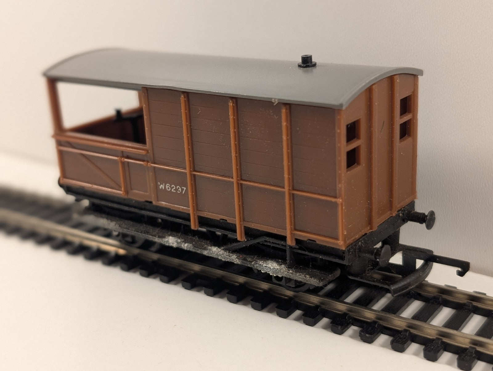 Tri-ang Hornby R124 20T Brake Van – No. W6297 – OO Gauge