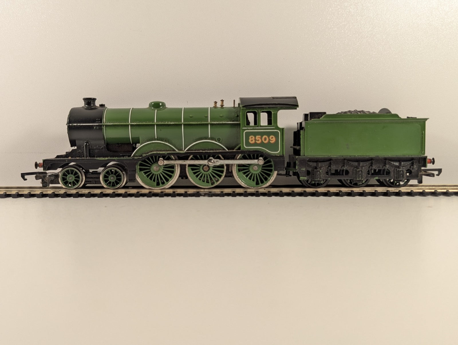 Hornby R866 OO Gauge LNER Class B12 4-6-0 Steam Locomotive - Repainted Tender