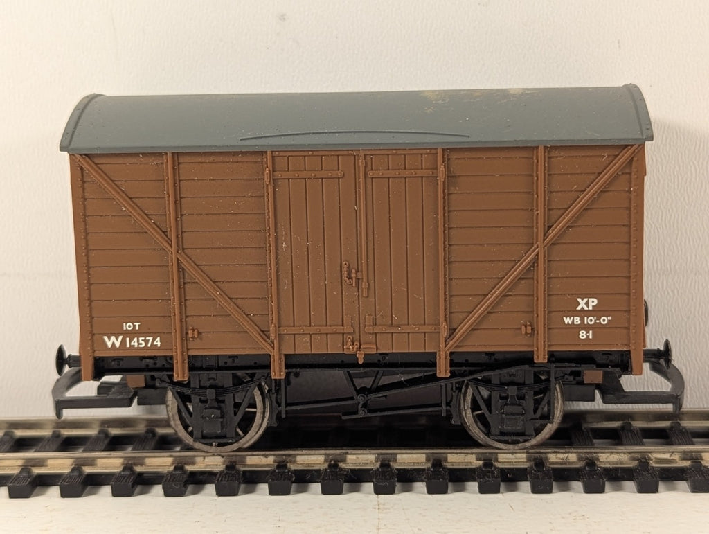 Hornby OO Gauge BR ex-GWR 10 Ton Ventilated Van Wagons W14574 BR Brown