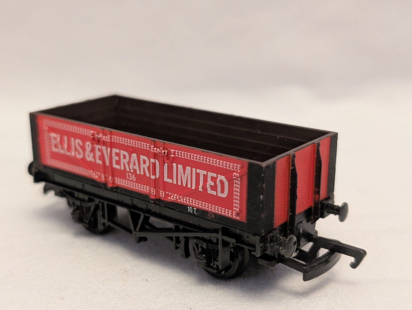 Mainline OO Gauge 5 Plank Wagon Ellis & Everard Goods Wagon