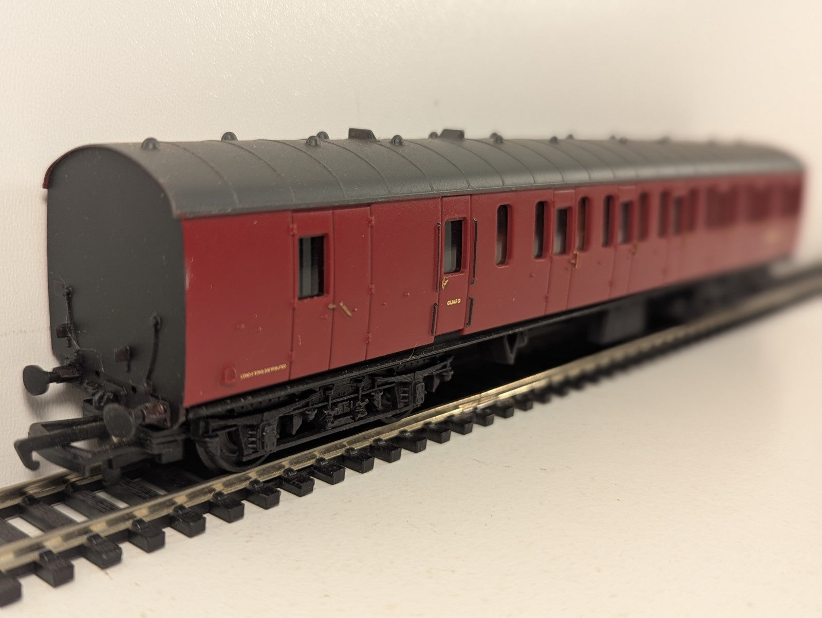 Bachmann OO Gauge 57ft BR Mk1 Suburban Brake Passenger Coach M43259