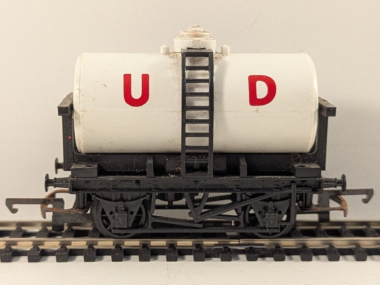Tri-ang Hornby R15 OO Gauge White United Dairies Milk Tanker