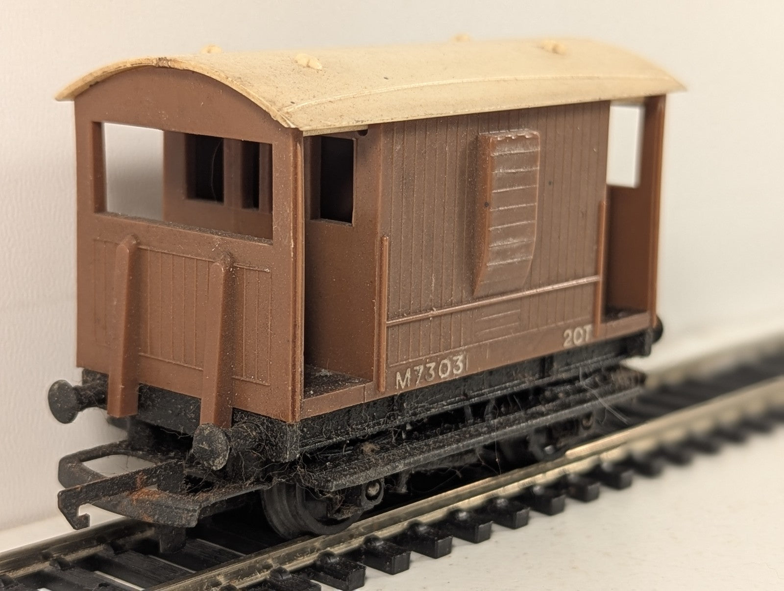 Tri-ang OO Gauge 20T Brake Van Goods Wagon M73031 BR Brown R16