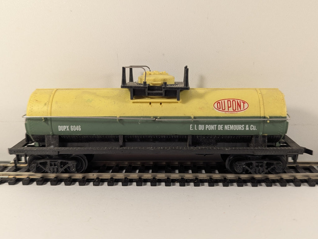 Tyco HO Scale DuPont Tank Wagon DUPX 6046 DuPont yellow and green