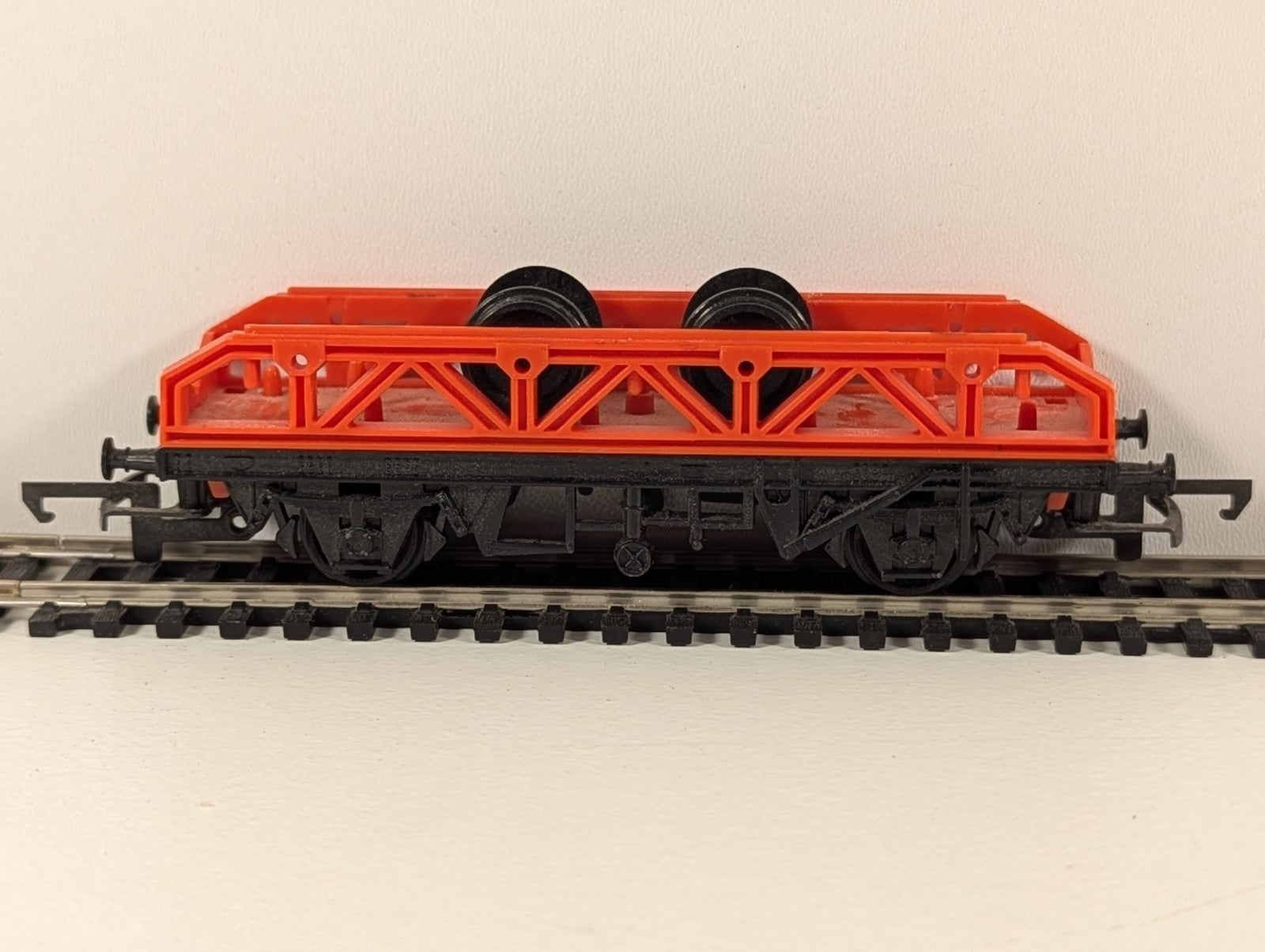 Hornby R224 OO Gauge Flat Wagon with Detachable Wheel Load