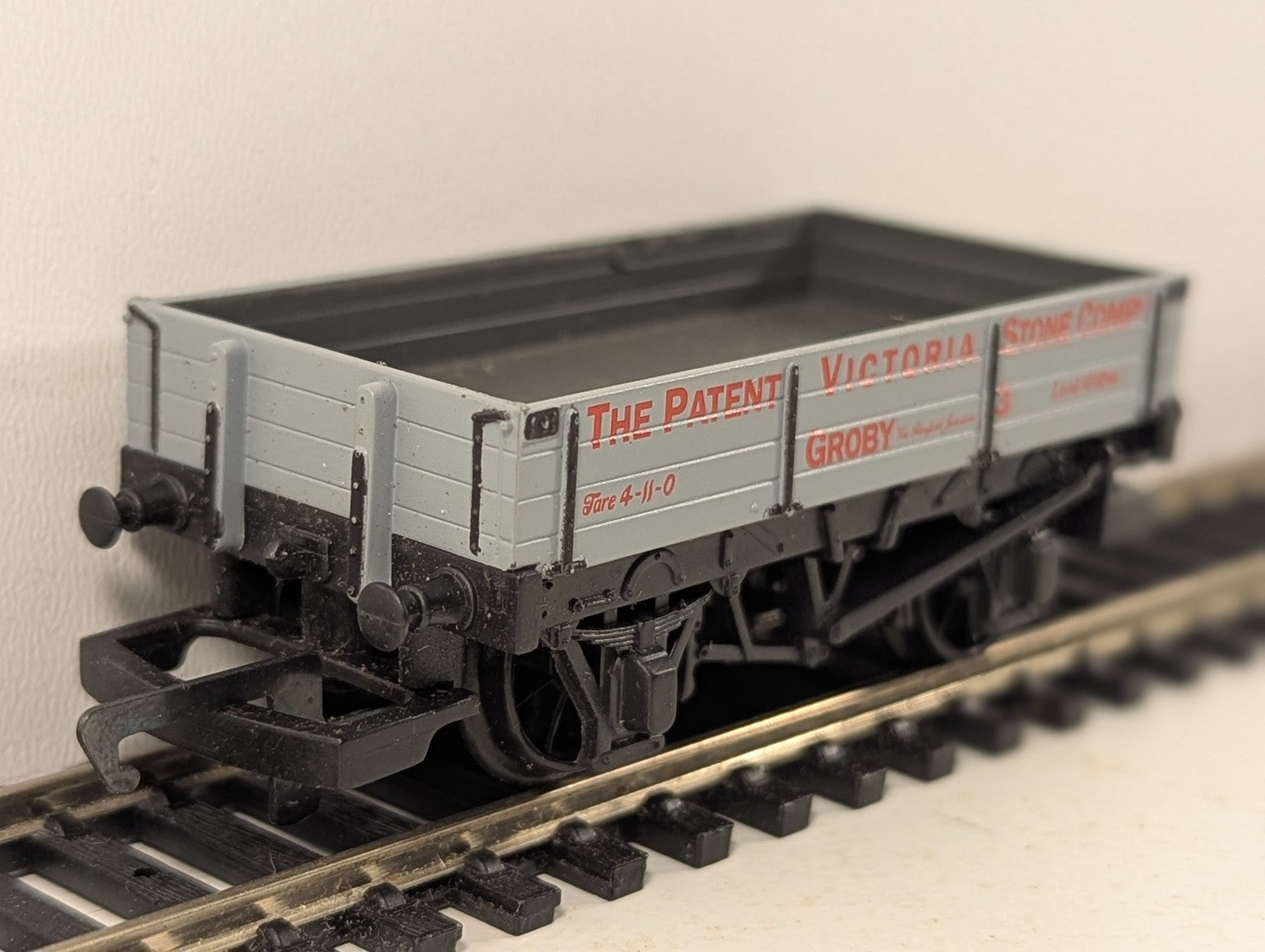 Hornby OO Gauge 5 Plank Wagon 'The Patent Victoria Stone Co. Groby' Goods Wagon