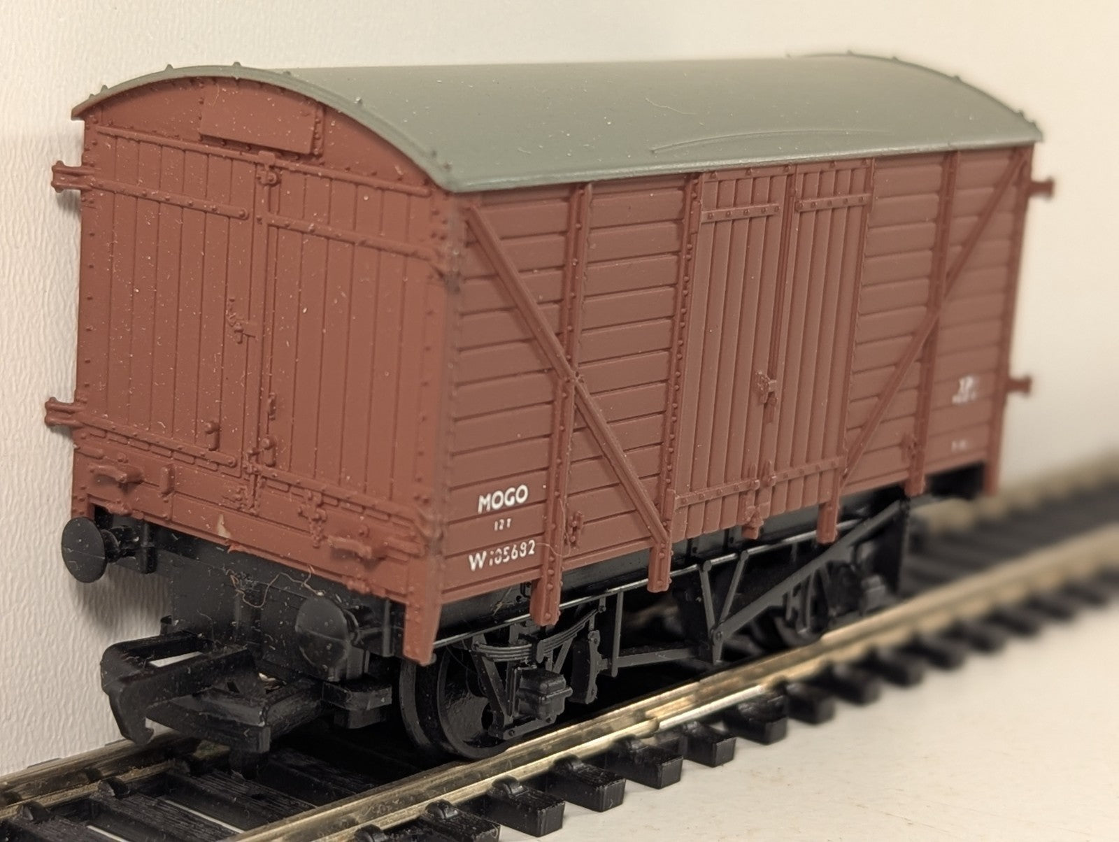 Mainline Railways 37-412 OO Gauge BR Bauxite 12T Mogo Van - Boxed