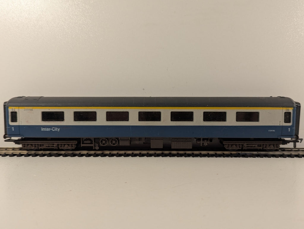 Airfix BR Mk2D First Open Coach OO Gauge