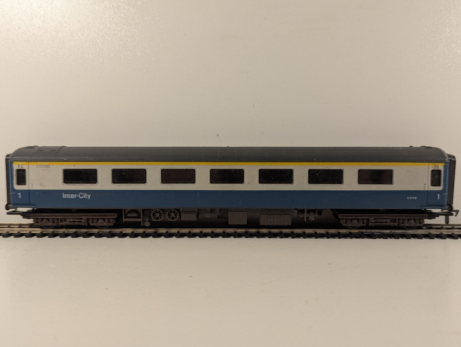Airfix BR Mk2D First Open Coach OO Gauge