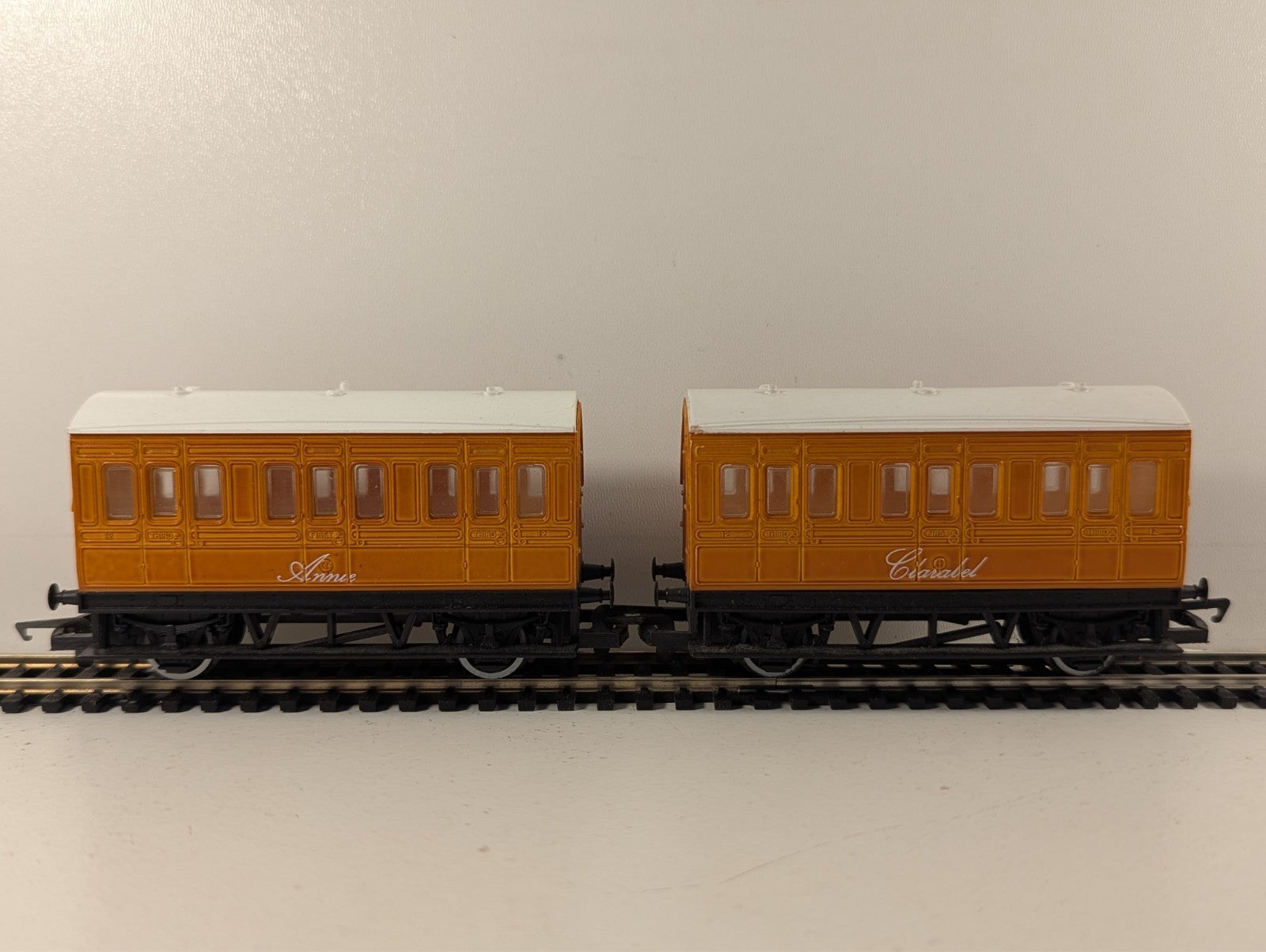 Hornby R9293 Annie & Clarabel Coaches OO Gauge