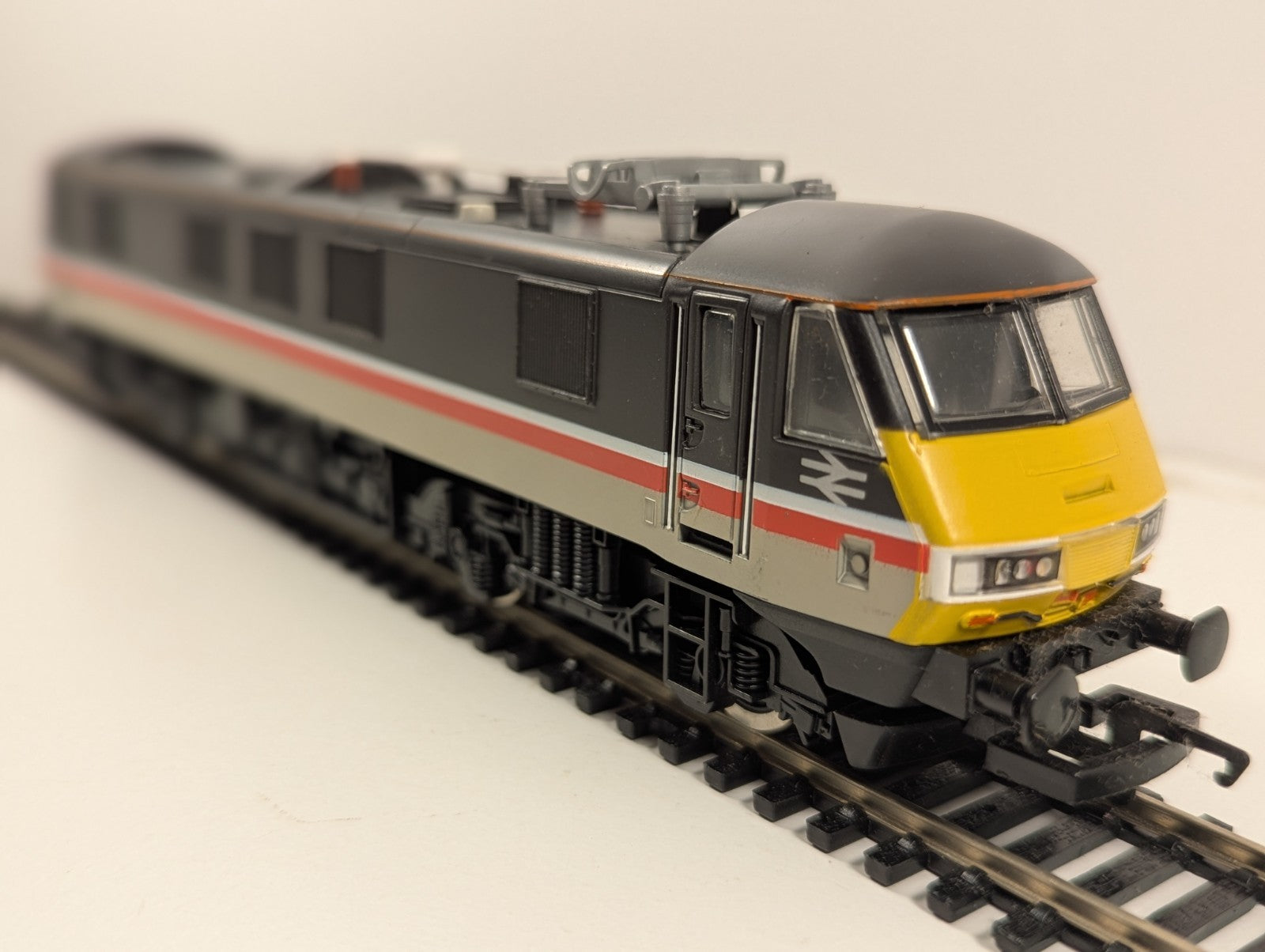 Hornby OO Gauge R471 Class 90 90028 InterCity Electric Locomotive