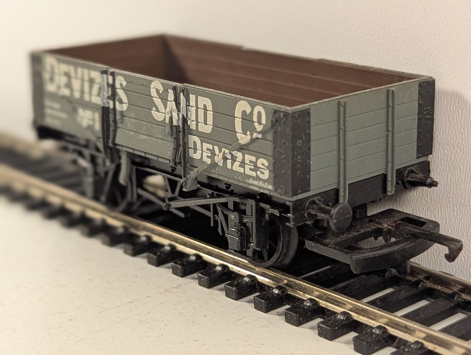 Airfix OO Gauge Devizes Sand Co. 5 Plank Wagon Goods Wagon