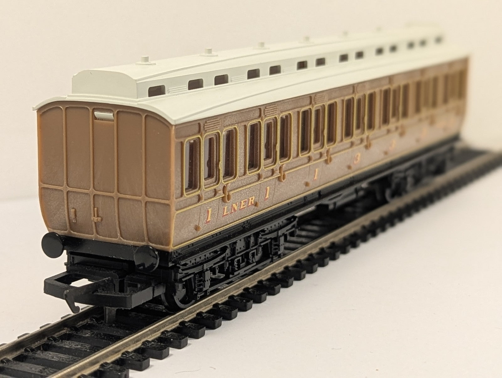 Hornby OO Gauge LNER Clerestory Coach Teak Finish