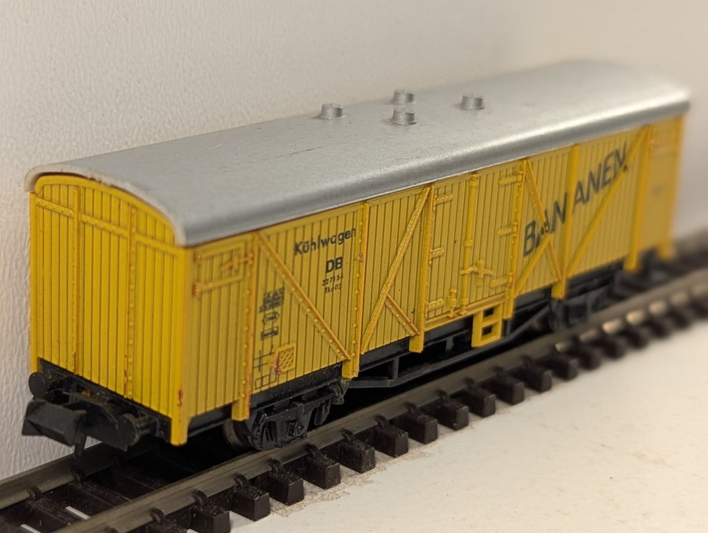 Minitrix 3166 N Gauge DB Banana Van - Broken coupler