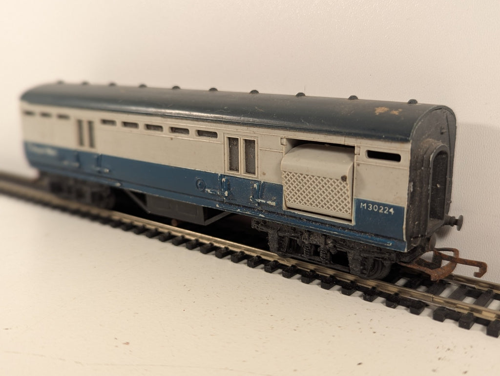 Tri-ang R23 OO Gauge Operating Mail Coach BR Blue & Grey