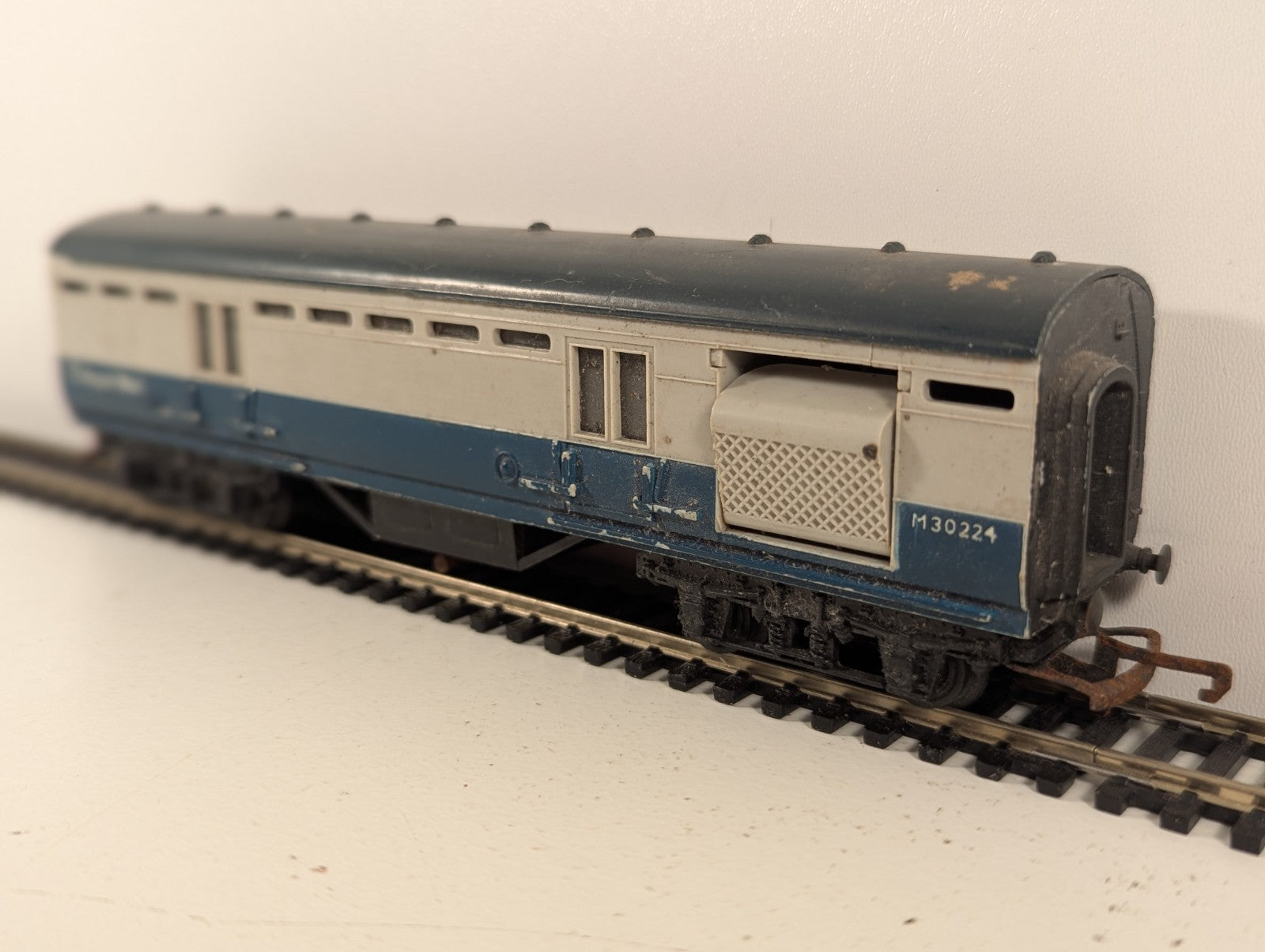 Tri-ang R23 OO Gauge Operating Mail Coach BR Blue & Grey