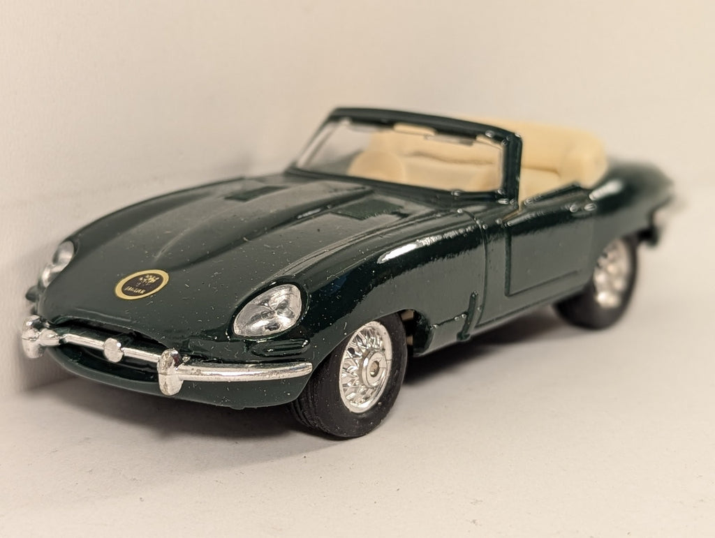 Maisto Jaguar E Cabriolet Die-cast Model JAGUAR 1 British Racing Green