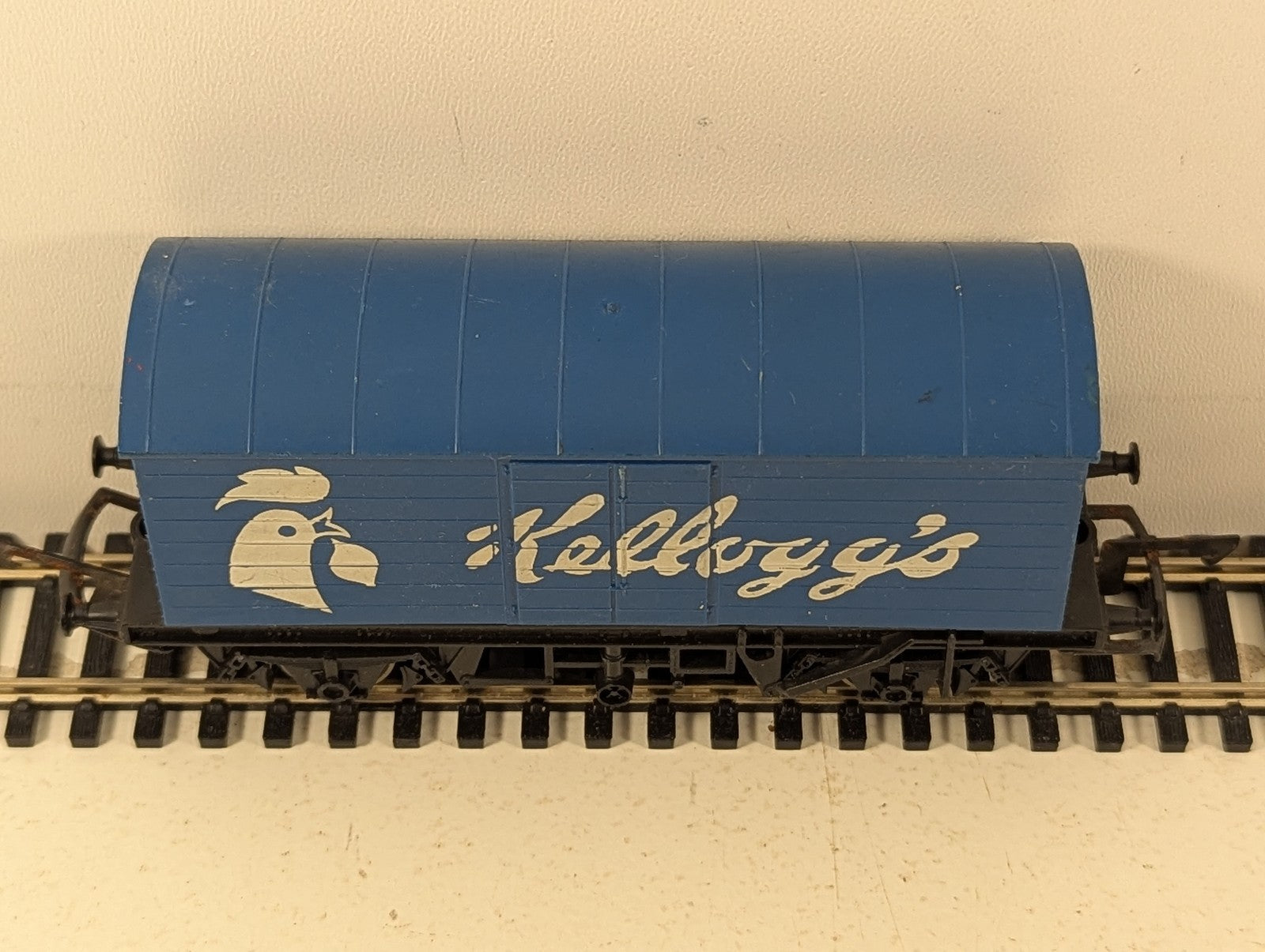 Hornby OO Gauge Kellogg's Closed Van Goods Wagon Kellogg's Blue R237