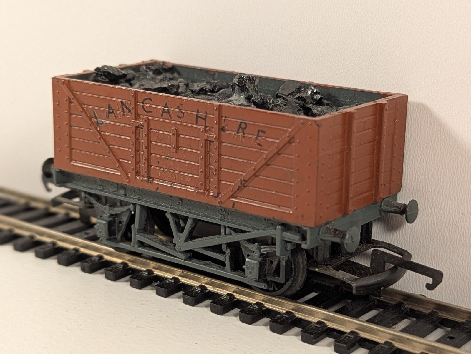 Tri-ang R13 OO Gauge BR 7-Plank Coal Wagon No. W1005 – Brown