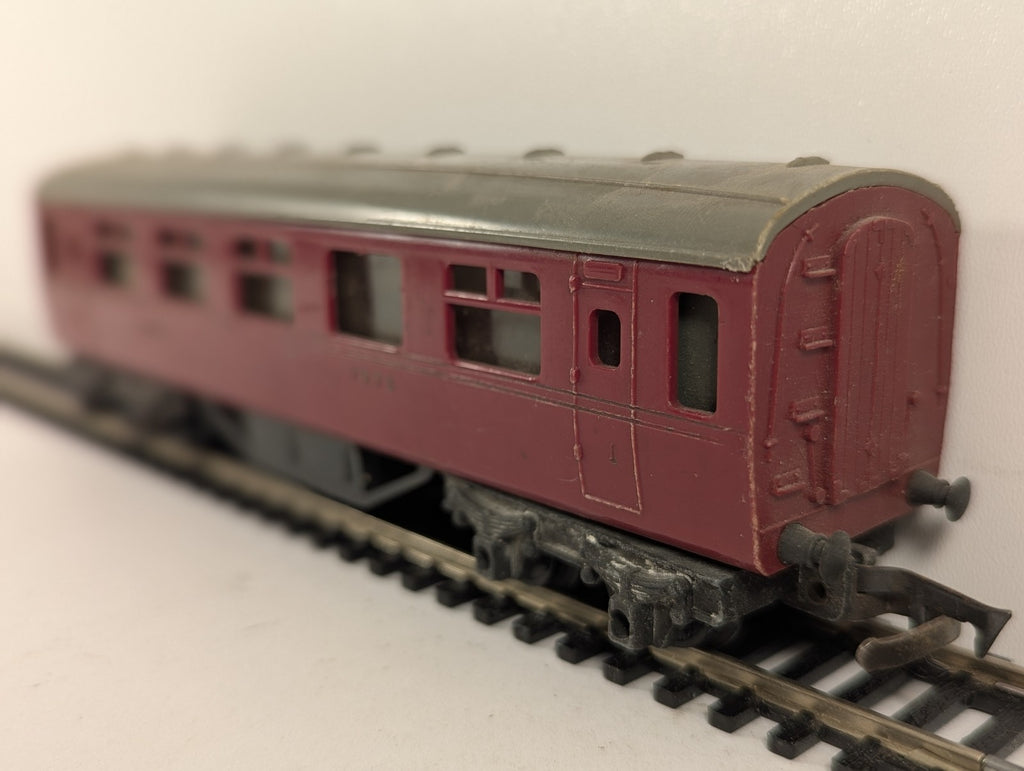 Tri-ang OO Gauge LMS Composite Coach Passenger Coach 7573 LMS Maroon R.21