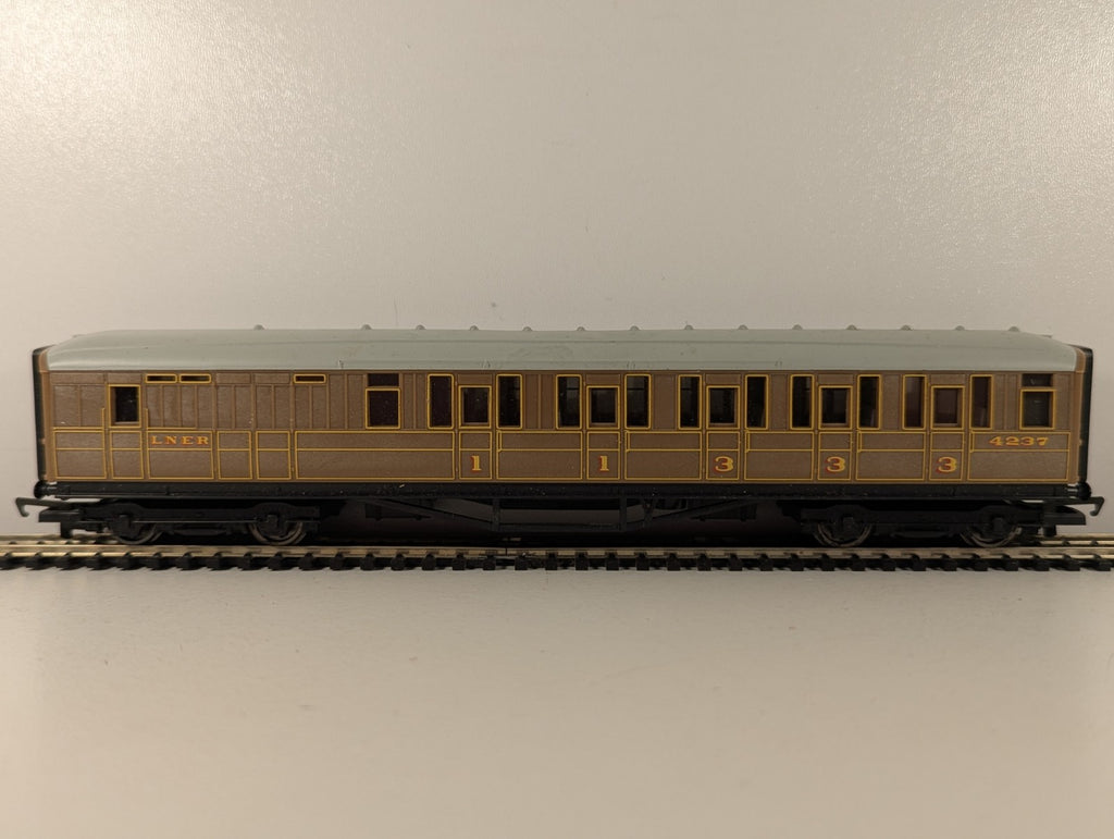 Hornby OO Gauge LNER Teak Composite Coach Coaches 4237