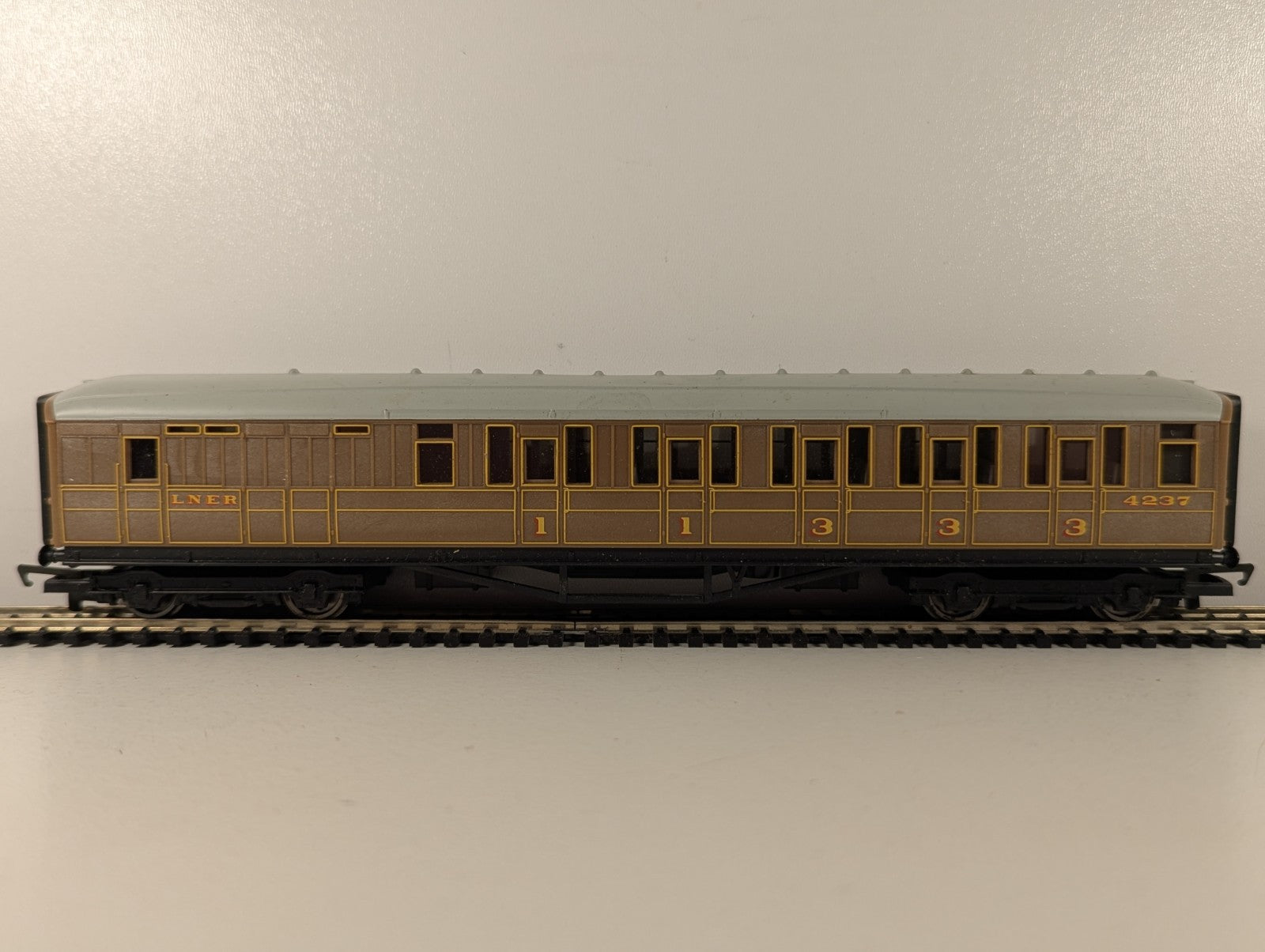Hornby OO Gauge LNER Teak Composite Coach Coaches 4237