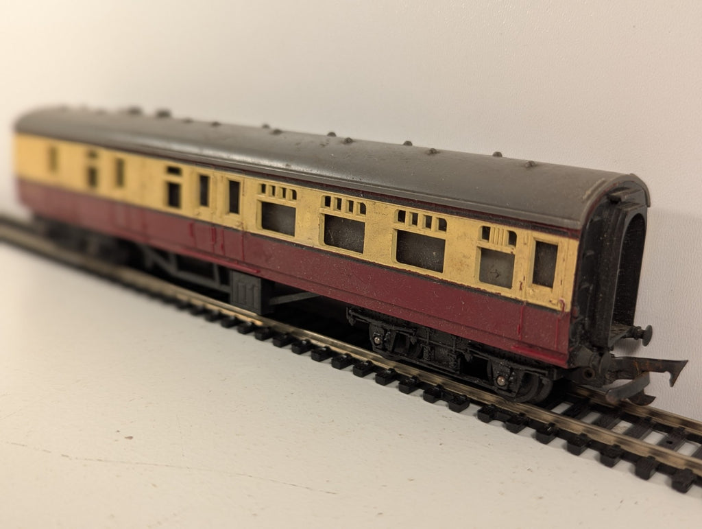 Tri-ang OO Gauge BR Brake 3rd Coach Blood & Custard