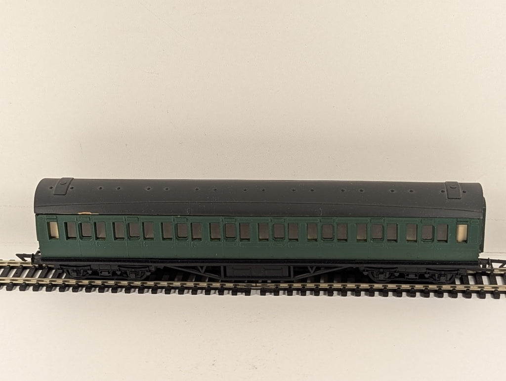 Graham Farish OO Gauge Suburban Compartment Coach Passenger Coach Southern Green
